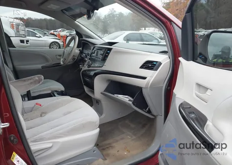 2013 Toyota Sienna Le V6 8 Passenger z USA, uszkodzony, nr VIN 5TDKK3DC6DS311699